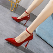 Stílusos női cipő vékony magassarkúval - hegyes modell