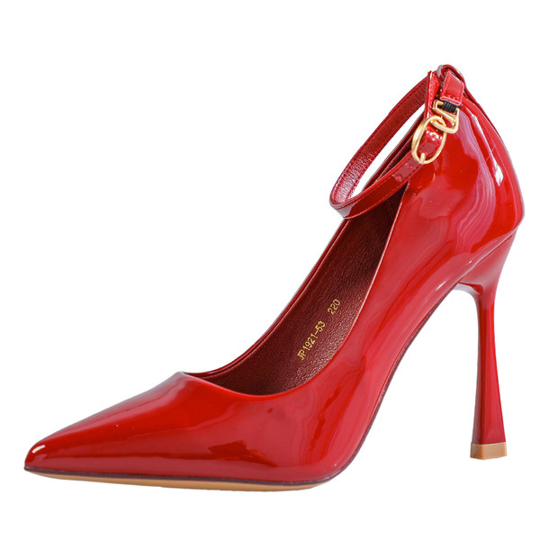 Stílusos női cipő vékony magassarkúval - hegyes modell