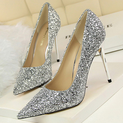 Fényes női cipő brokáttal és magassarkúval, két modellben