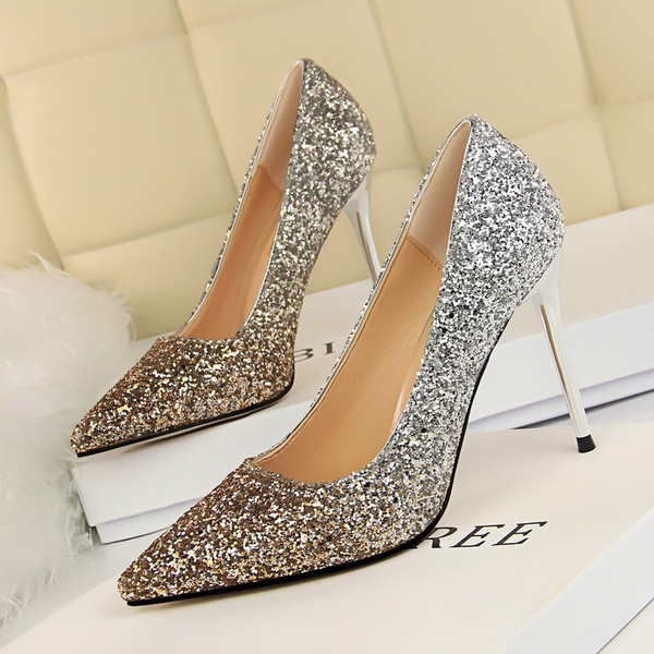 Fényes női cipő brokáttal és magassarkúval, két modellben