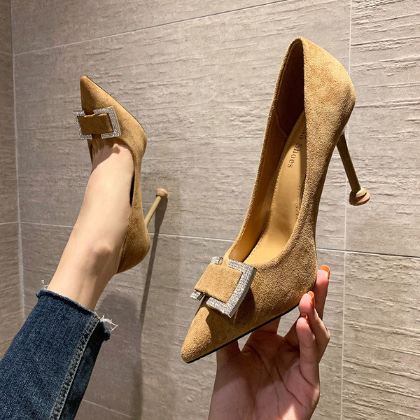 Öko velúrból készült női cipő, vékony 9 cm-es sarokkal