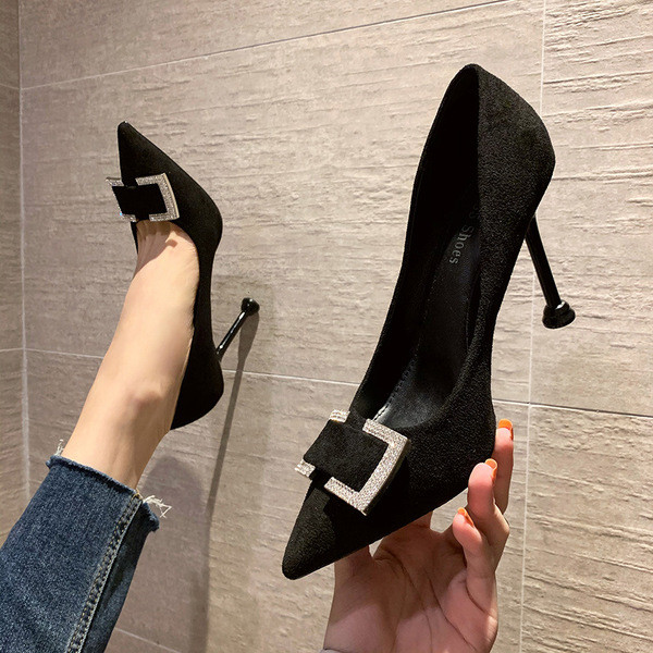 Öko velúrból készült női cipő, vékony 9 cm-es sarokkal