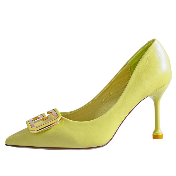 Stílusos női cipő vékony sarkú fém csattal három színben