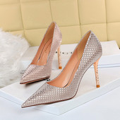 Vékony sarkú női cipő kihegyezett modellje