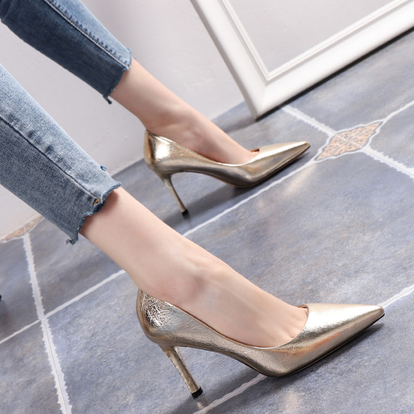 Eko bőrből készült stílusos női cipő magassarkúval - hegyes modell