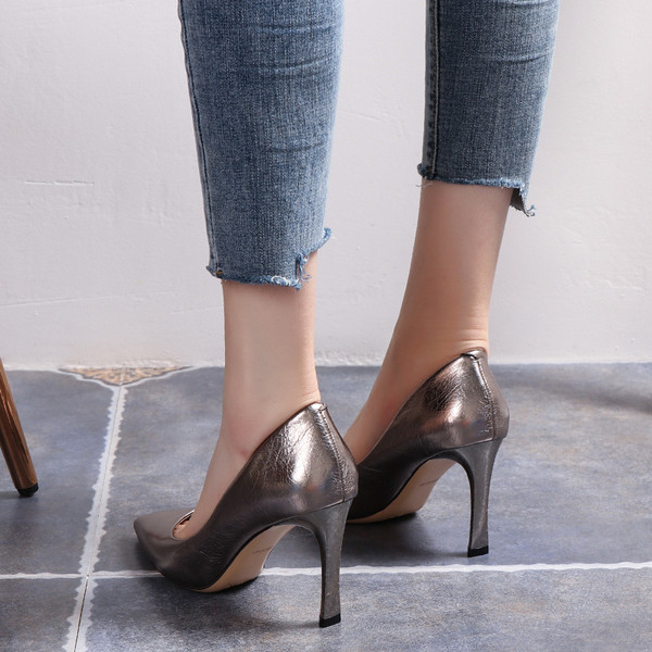 Eko bőrből készült stílusos női cipő magassarkúval - hegyes modell