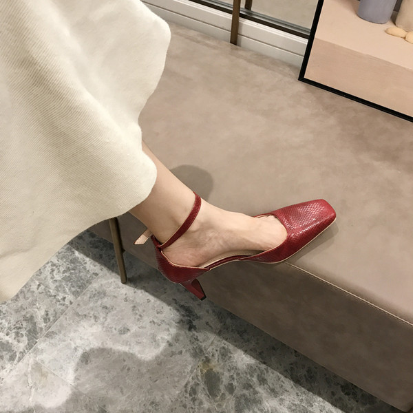 Női alkalmi cipő eco-bőr pántos rögzítéssel