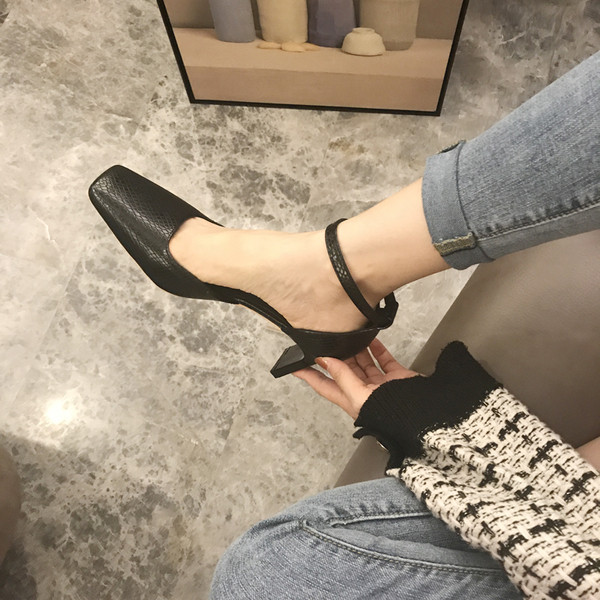 Női alkalmi cipő eco-bőr pántos rögzítéssel