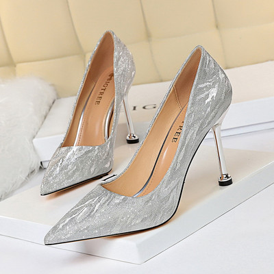 Μοντέρνα γυναικεία μυτερό μοντέλο  με λεπτό τακούνι