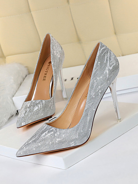 Μοντέρνα γυναικεία μυτερό μοντέλο  με λεπτό τακούνι