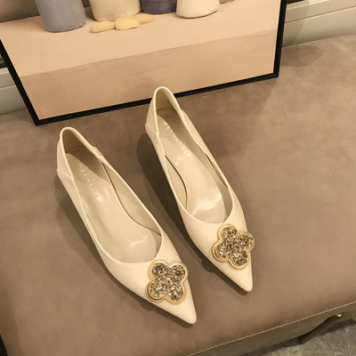 Alkalmi női hegyes cipő kövekkel