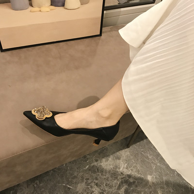 Alkalmi női hegyes cipő kövekkel