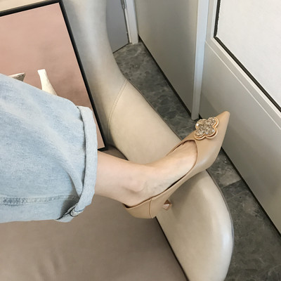 Alkalmi női hegyes cipő kövekkel