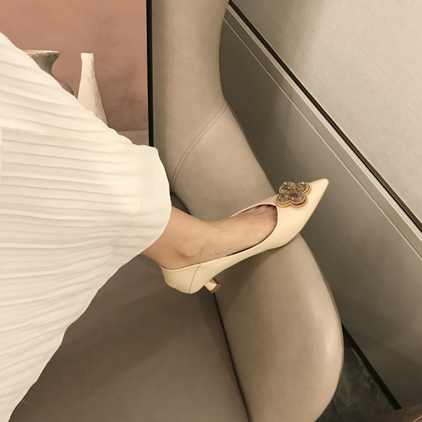 Alkalmi női hegyes cipő kövekkel