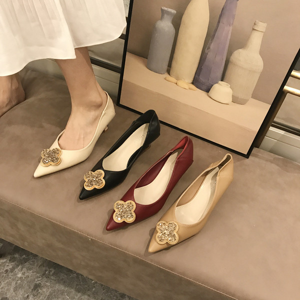 Alkalmi női hegyes cipő kövekkel