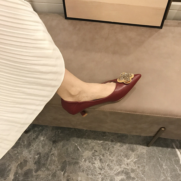 Alkalmi női hegyes cipő kövekkel