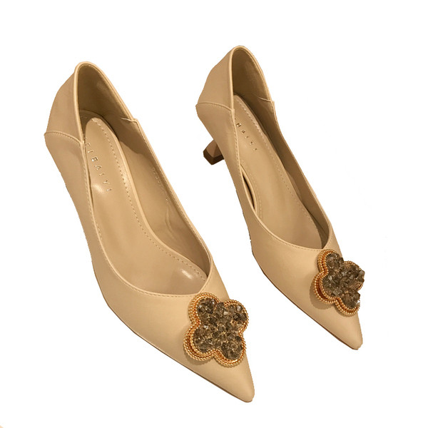 Alkalmi női hegyes cipő kövekkel