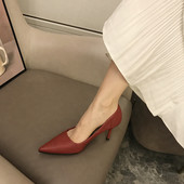 Vékony sarkú női hegyes cipő új modellje - műbőr