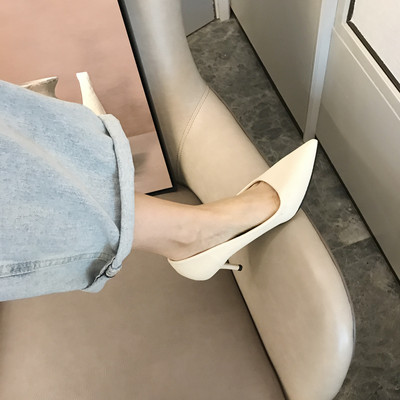 Vékony sarkú női hegyes cipő új modellje - műbőr