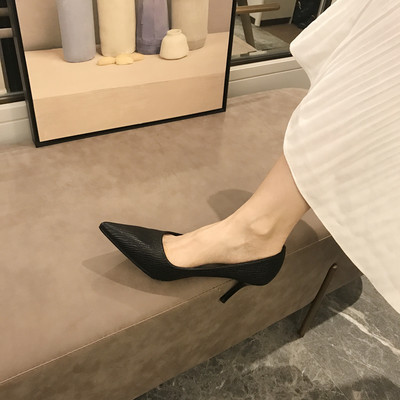 Vékony sarkú női hegyes cipő új modellje - műbőr