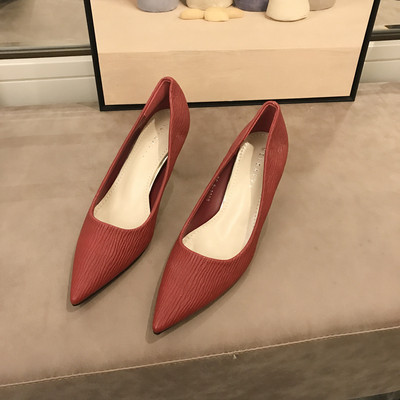 Vékony sarkú női hegyes cipő új modellje - műbőr