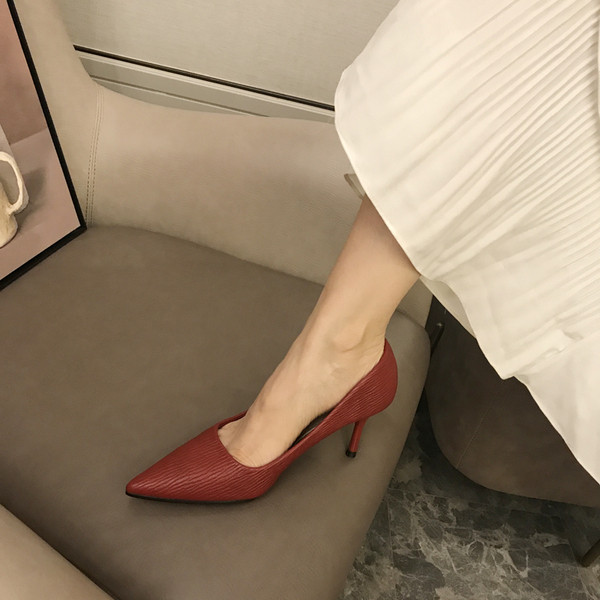 Vékony sarkú női hegyes cipő új modellje - műbőr