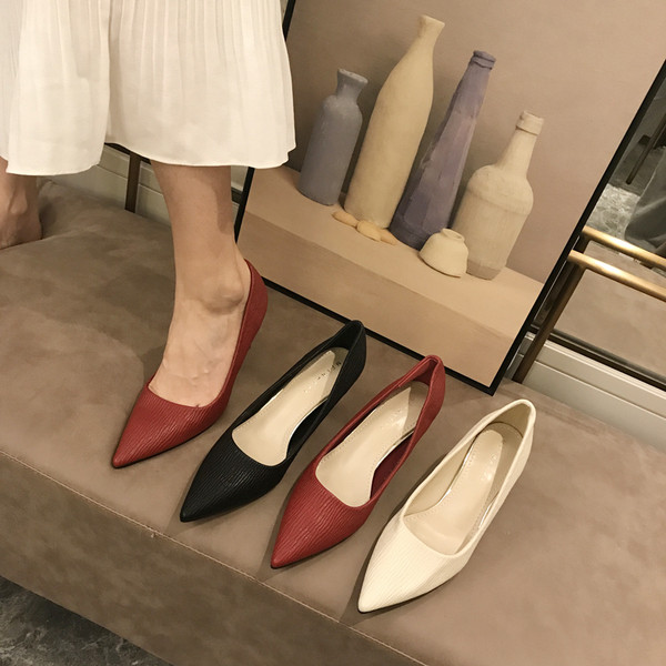 Vékony sarkú női hegyes cipő új modellje - műbőr