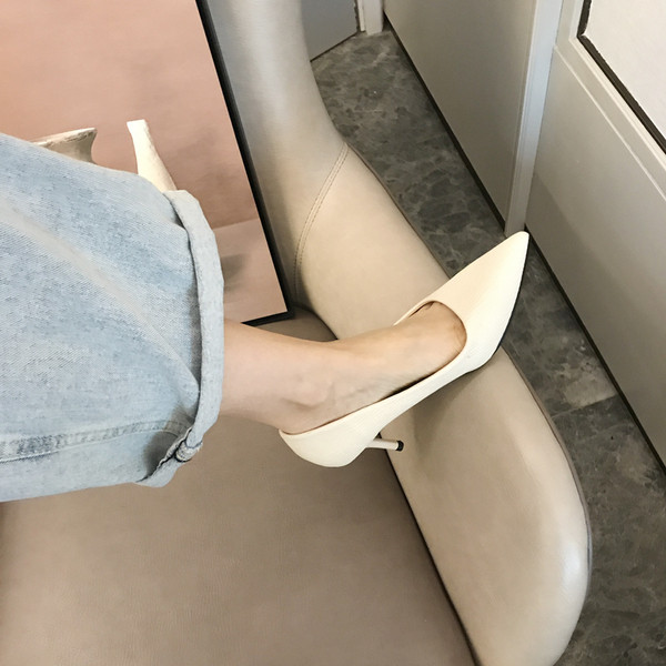 Vékony sarkú női hegyes cipő új modellje - műbőr