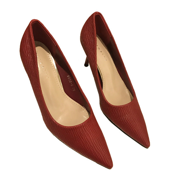 Vékony sarkú női hegyes cipő új modellje - műbőr