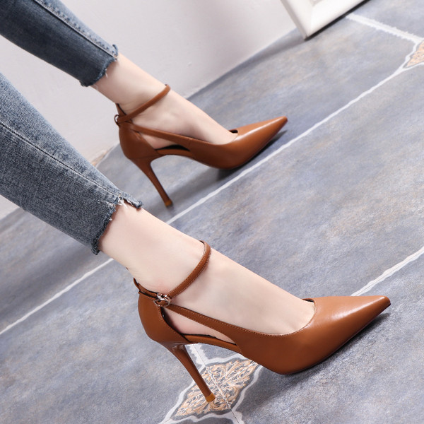 Stílusos női cipő magassarkúval és csattal - hegyes modell