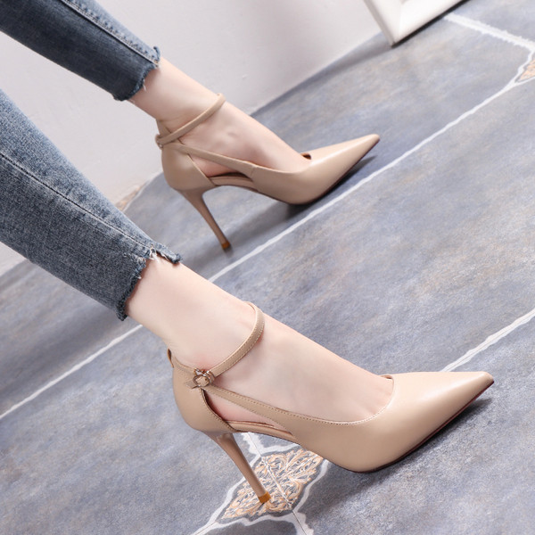 Stílusos női cipő magassarkúval és csattal - hegyes modell