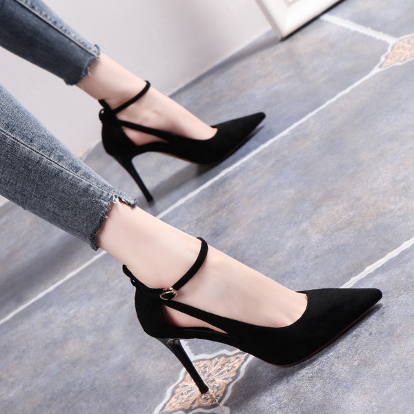 Stílusos női cipő magassarkúval és csattal - hegyes modell