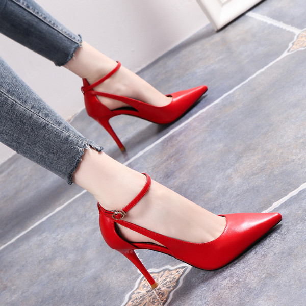Stílusos női cipő magassarkúval és csattal - hegyes modell