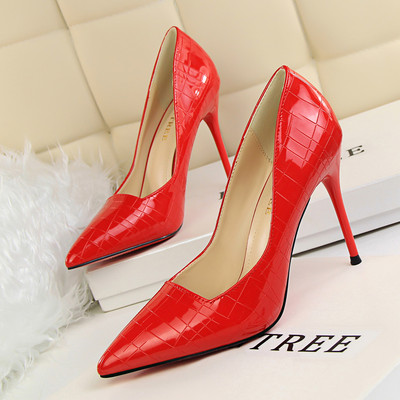 Stílusos női cipő vékony sarkú - hegyes modell