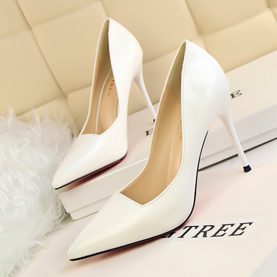 Stílusos női cipő vékony sarkú - hegyes modell