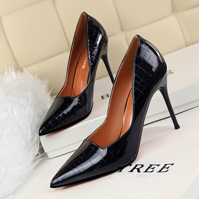 Stílusos női cipő vékony sarkú - hegyes modell