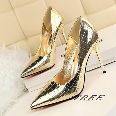 Stílusos női cipő vékony sarkú - hegyes modell