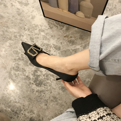 Modern női hegyes cipő vékony sarkú