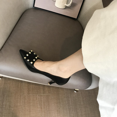 Modern női hegyes cipő vékony sarkú