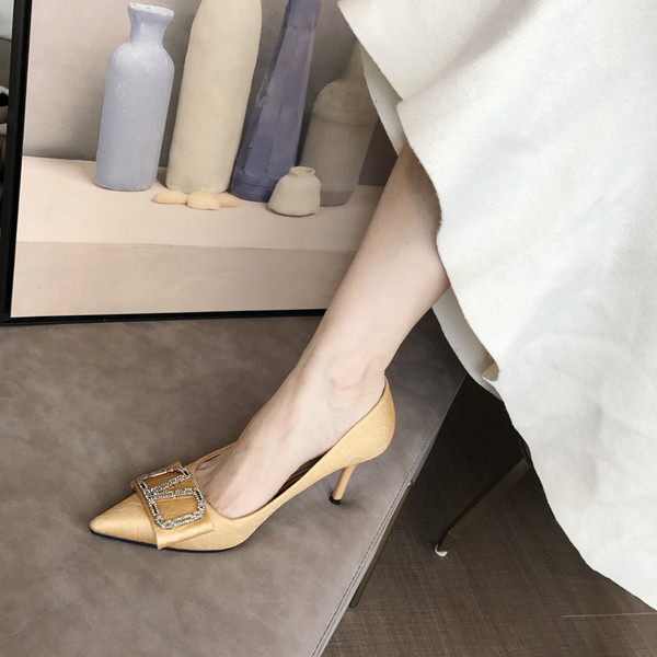 Modern női hegyes cipő vékony sarkú