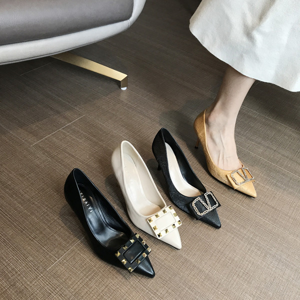 Modern női hegyes cipő vékony sarkú