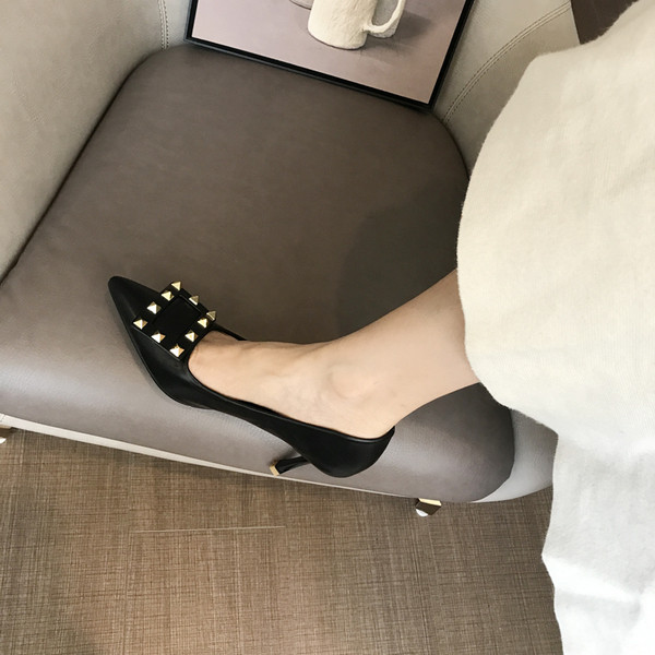 Modern női hegyes cipő vékony sarkú