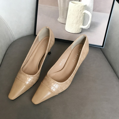 Közepes sarkú női bőrcipő