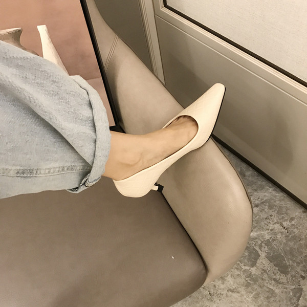 Közepes sarkú női bőrcipő