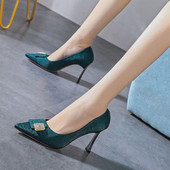 Stílusos női cipő vékony sarkú fém díszítéssel