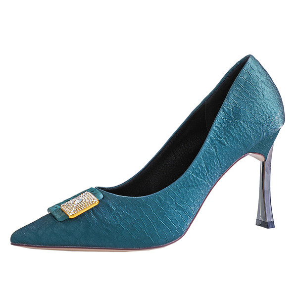 Stílusos női cipő vékony sarkú fém díszítéssel