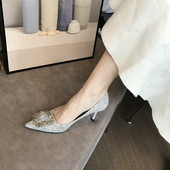 Modern női cipő szalaggal és kövekkel - hegyes modell