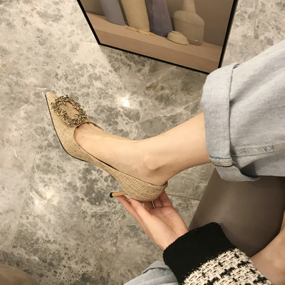 Modern női cipő szalaggal és kövekkel - hegyes modell