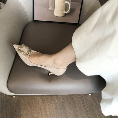 Modern női cipő szalaggal és kövekkel - hegyes modell