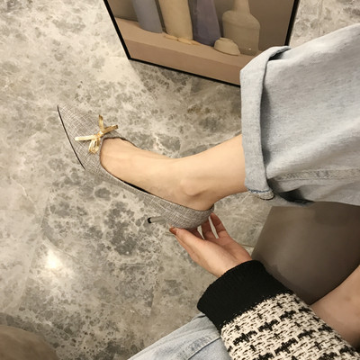 Modern női cipő szalaggal és kövekkel - hegyes modell